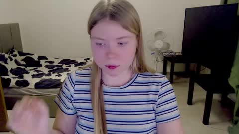 Snapshot of kitten_jenny01 chatting on 02.22.25 Jennyblonde and Emmabrunette online show from 02.22.25