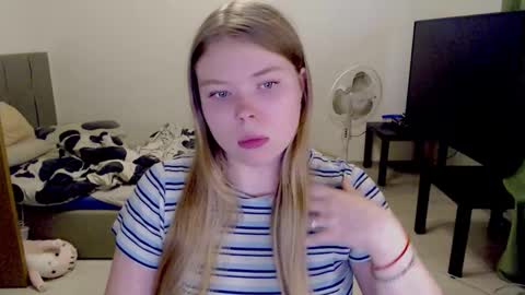 Snapshot of kitten_jenny01 chatting on 09.20.25 Jennyblonde and Emmabrunette online show from 09.20.25