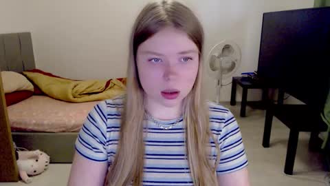 Snapshot of kitten_jenny01 chatting on 10.14.25 Jennyblonde and Emmabrunette online show from 10.14.25