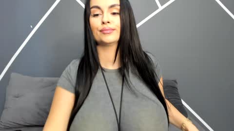 Snapshot of kitty_hotx chatting on 10.21.25 kitty_hotx online show from 10.21.25