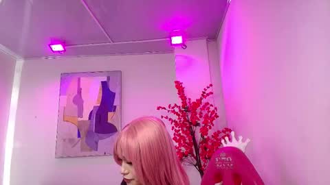 Snapshot of kitty_rouusse chatting on 10.04.25 Kitty online show from 10.04.25
