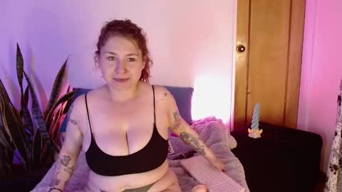 Snapshot of kittycatw chatting on 09.26.25 LAURA help me reach 100likes online show from 09.26.25