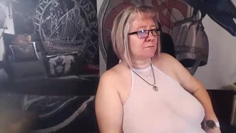 Snapshot of kleiner_teufel chatting on 10.12.25 Michelle online show from 10.12.25