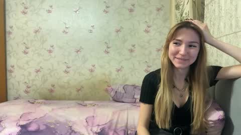 Snapshot of klikerstokens chatting on 01.06.25 Louise and Mark online show from 01.06.25