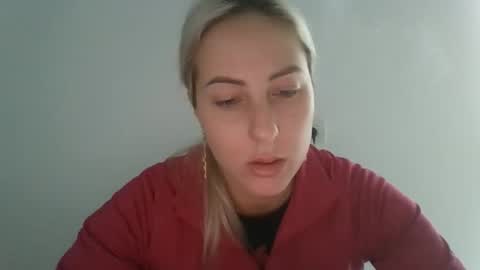 Snapshot of kriss_grace chatting on 10.12.25 Grace online show from 10.12.25