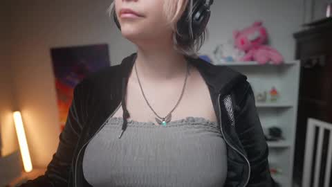 Snapshot of krystalsyxx chatting on 02.14.25 Krystal Syx online show from 02.14.25