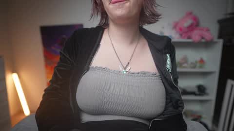 Snapshot of krystalsyxx chatting on 03.04.25 Krystal Syx online show from 03.04.25