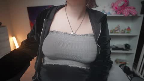 Snapshot of krystalsyxx chatting on 03.05.25 Krystal Syx online show from 03.05.25