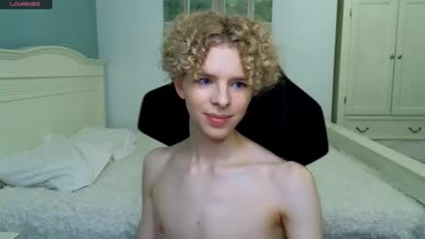 Snapshot of kudi_j chatting on 10.31.25 Kudi online show from 10.31.25