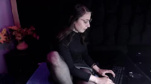 Snapshot of kylie_bloom chatting on 11.16.25 kylie_bloom online show from 11.16.25