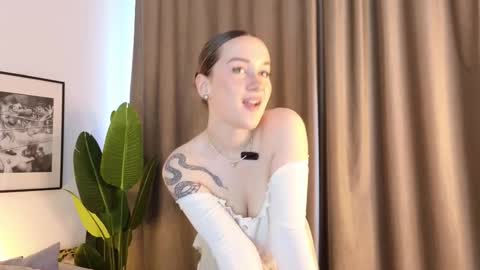 Snapshot of kylie_moss chatting on 02.10.25 Anna online show from 02.10.25