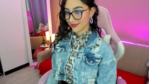 Snapshot of kymgiraldo8 chatting on 01.12.25 Kym Giraldo online show from 01.12.25