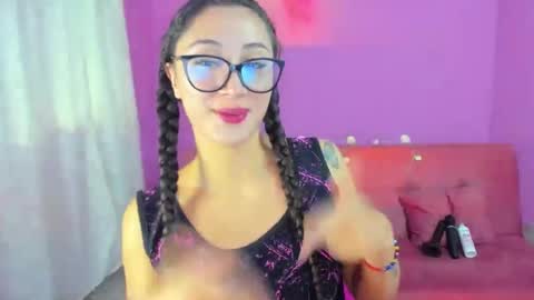 Snapshot of kymgiraldo8 chatting on 09.24.25 Kym Giraldo online show from 09.24.25