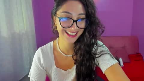 Snapshot of kymgiraldo8 chatting on 09.30.25 Kym Giraldo online show from 09.30.25