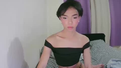 Snapshot of la_ura chatting on 11.11.25 Laura online show from 11.11.25