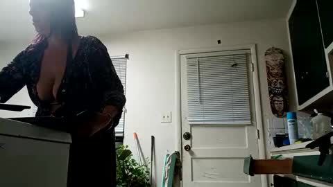 Snapshot of lacybell chatting on 12.29.24 lacybell online show from 12.29.24