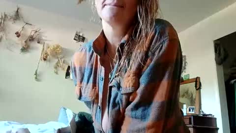 Snapshot of lacybell chatting on 09.25.25 lacybell online show from 09.25.25