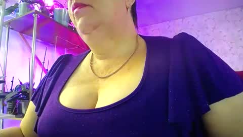 Snapshot of lady_gloria chatting on 10.05.25 Lady Gloria online show from 10.05.25