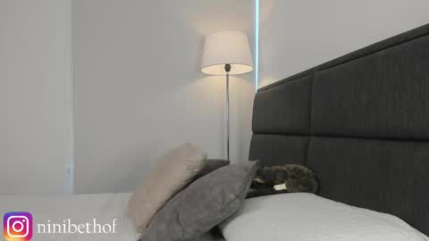 Snapshot of lady_ni chatting on 02.28.25    700  1300 -5 online show from 02.28.25