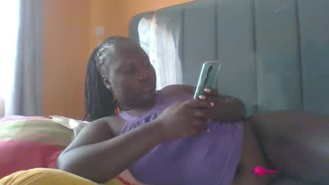 Snapshot of ladyblossoms19 chatting on 09.30.25 lindah32 online show from 09.30.25