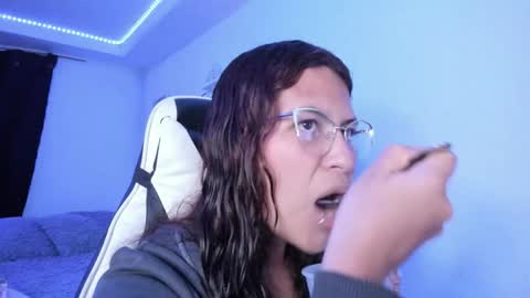 Snapshot of ladybrown_16 chatting on 09.30.25 Lady online show from 09.30.25