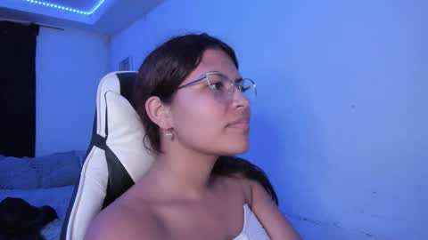 Snapshot of ladybrown_16 chatting on 11.21.25 Lady online show from 11.21.25