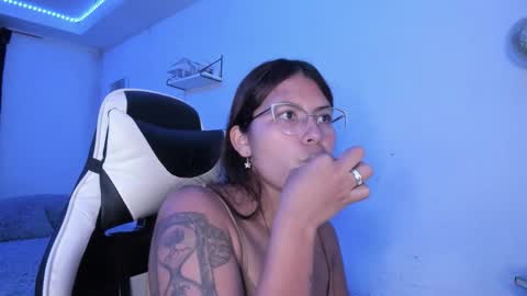 Snapshot of ladybrown_16 chatting on 11.22.25 Lady online show from 11.22.25