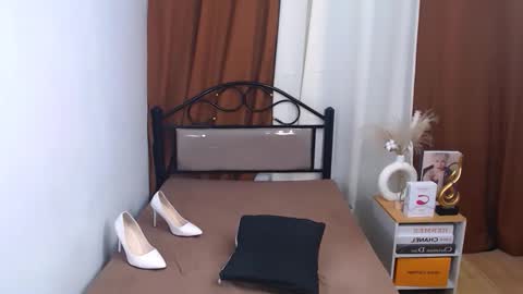 lalexi porsild online show from 10.18.25