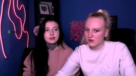 Snapshot of laratiz chatting on 11.13.25 laratiz online show from 11.13.25