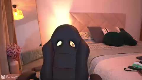 Laura online show from 11.04.25