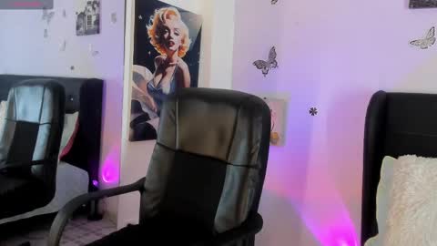 Snapshot of laurablue_ chatting on 09.22.25 Laura Blue online show from 09.22.25