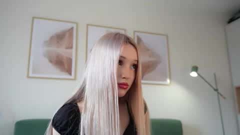 Snapshot of lauramusk chatting on 09.18.25 Laura online show from 09.18.25