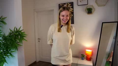 Snapshot of laurendarou chatting on 10.27.25 Ellie  online show from 10.27.25