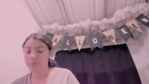 Lauu G online show from 10.21.25