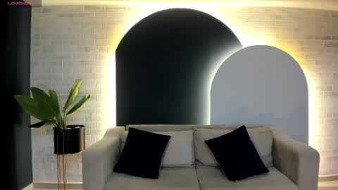 Snapshot of leahnovac chatting on 10.03.25 leahnovac online show from 10.03.25