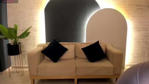 Snapshot of leahnovac chatting on 10.04.25 leahnovac online show from 10.04.25