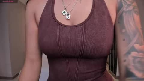 Snapshot of leahnovac chatting on 10.15.25 leahnovac online show from 10.15.25