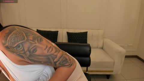 Snapshot of leahnovac chatting on 11.25.25 leahnovac online show from 11.25.25