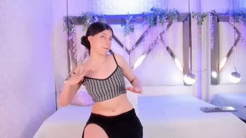 Snapshot of leahsama chatting on 11.08.25 online show from 11.08.25