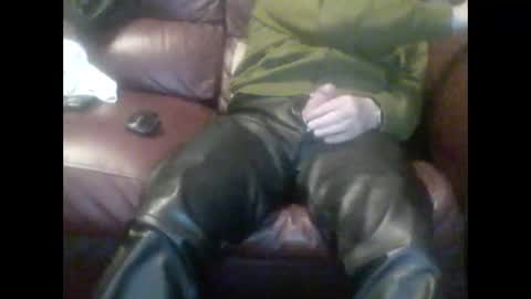 Snapshot of leatherpants68 chatting on 09.27.25 leatherpants68 online show from 09.27.25