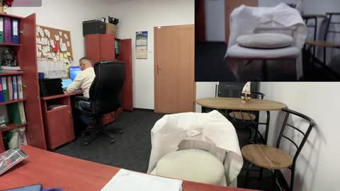Snapshot of legsl0ng chatting on 12.12.24 LegsLONG online show from 12.12.24