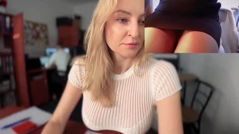 Snapshot of legsl0ng chatting on 12.27.24 LegsLONG online show from 12.27.24
