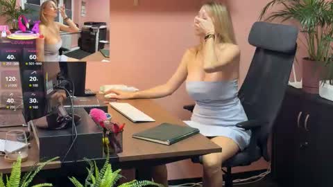 Snapshot of legsl0ng chatting on 10.10.25 LegsLONG online show from 10.10.25