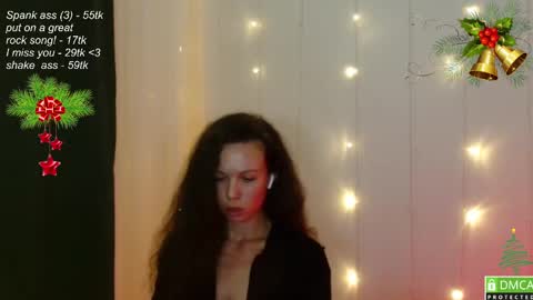 Snapshot of leia_bell chatting on 12.14.24 hey Im Leia and I love rock online show from 12.14.24