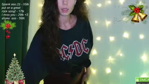 Snapshot of leia_bell chatting on 12.29.24 hey Im Leia and I love rock online show from 12.29.24