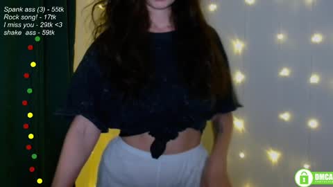 Snapshot of leia_bell chatting on 03.08.25 hey Im Leia and I love rock online show from 03.08.25