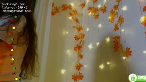 Snapshot of leia_bell chatting on 10.04.25 hey Im Leia and I love rock online show from 10.04.25