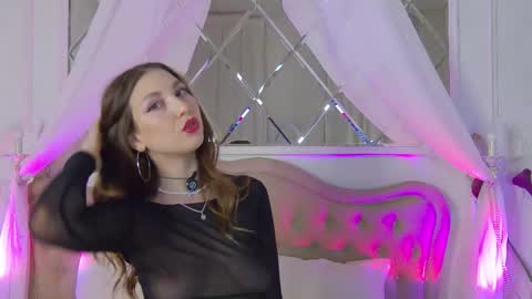 Snapshot of leilaparson chatting on 10.03.25 Leila online show from 10.03.25