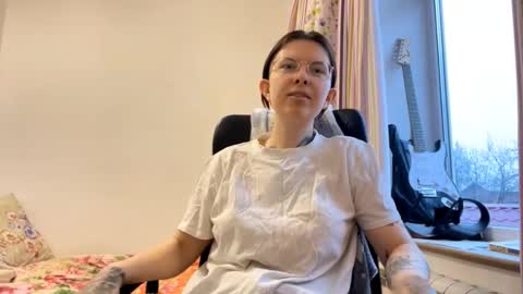 Snapshot of leomagreenfeld chatting on 11.23.25 Sophia online show from 11.23.25