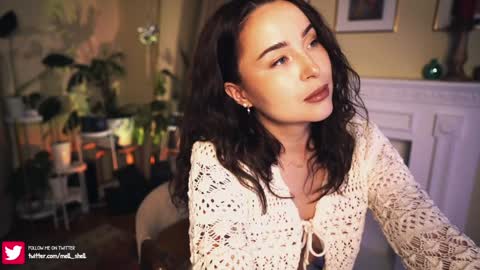 Snapshot of leonamell chatting on 12.10.24 Leo online show from 12.10.24